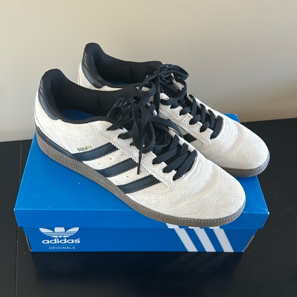 Adidas Men’s Busenitz cream/black like new sz US 10 1/2